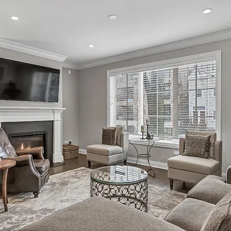 Elegant Condo-Steps From Wrigley Field, 32 Nights Condo
