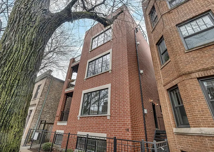 Elegant Condo-steps From Wrigley Field, 32 Nights Chicago