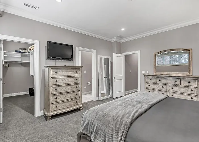 Elegant Condo-steps From Wrigley Field, 32 Nights