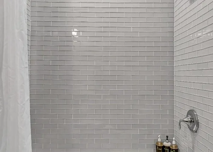Elegant Condo-steps From Wrigley Field, 32 Nights