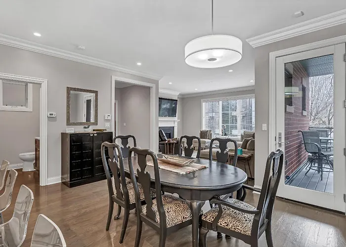 Elegant Condo-steps From Wrigley Field, 32 Nights