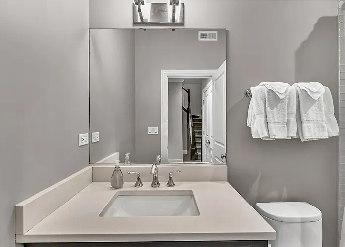 Elegant Condo-steps From Wrigley Field, 32 Nights Apartamento