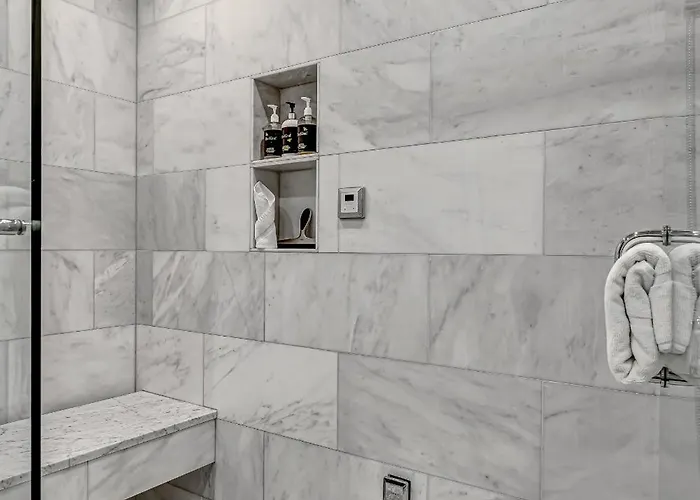 Elegant Condo-steps From Wrigley Field, 32 Nights