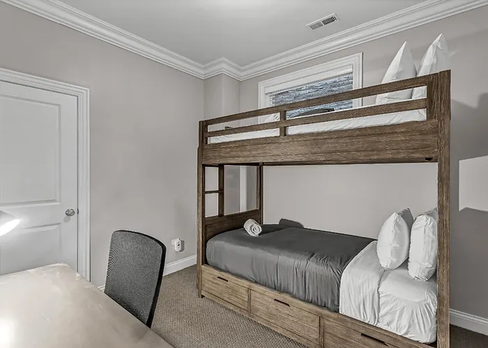 Elegant Condo-steps From Wrigley Field, 32 Nights Chicago
