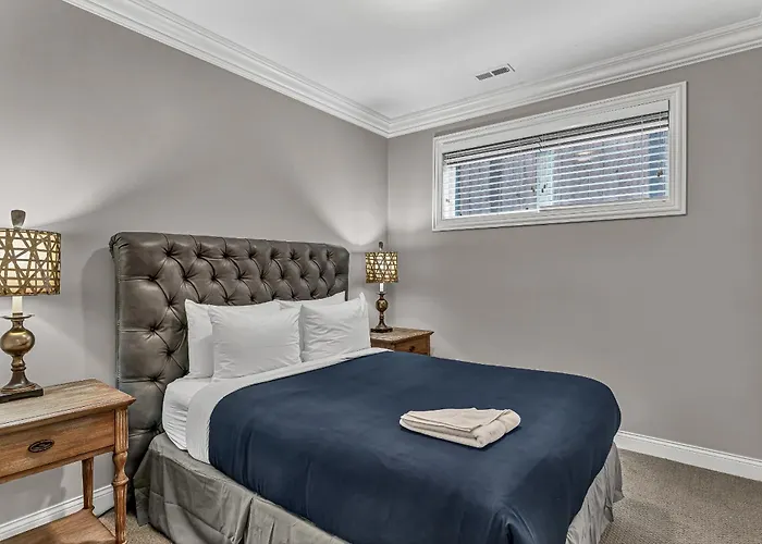 Elegant Condo-steps From Wrigley Field, 32 Nights