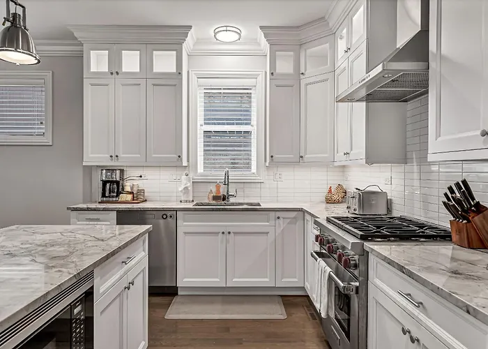 Elegant Condo-steps From Wrigley Field, 32 Nights *