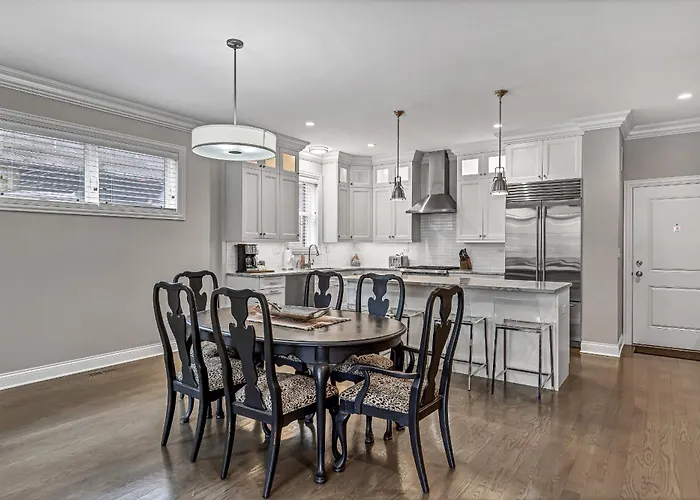 Apartamento Elegant Condo-steps From Wrigley Field, 32 Nights Chicago