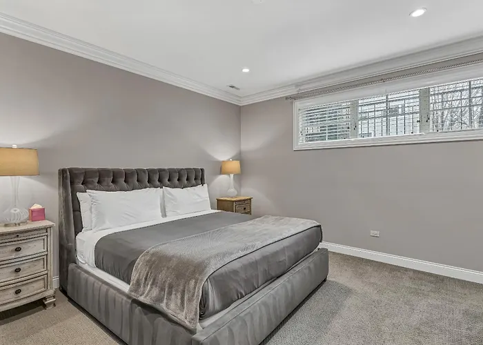 Elegant Condo-steps From Wrigley Field, 32 Nights *